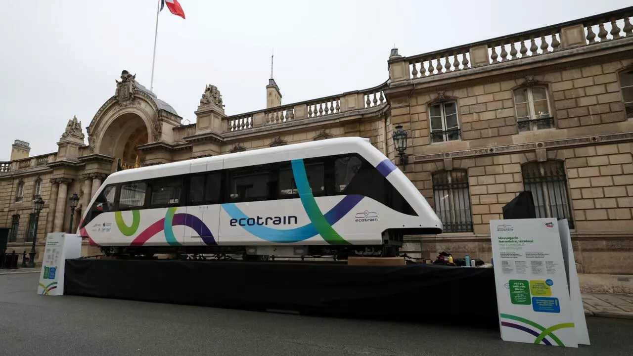 Présentation de l'écotrain devant l'Elysée