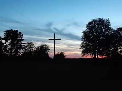 Reconstruire la croix de chêne identique à la croix d'origine à Morre