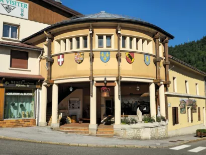 Restaurer le bâtiment Art déco des Bains Douches à Mijoux