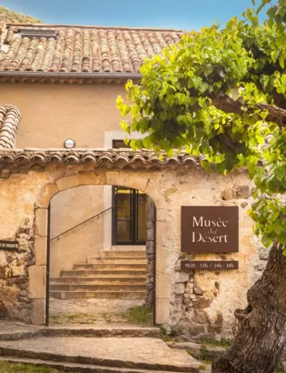 Restaurer le four à pain ancestral et les vitraux endommagés à Mialet