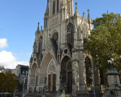 Restaurer le vitrail représentant saint Nicolas et sainte Odile de la basilique Saint-Epvre à Nancy